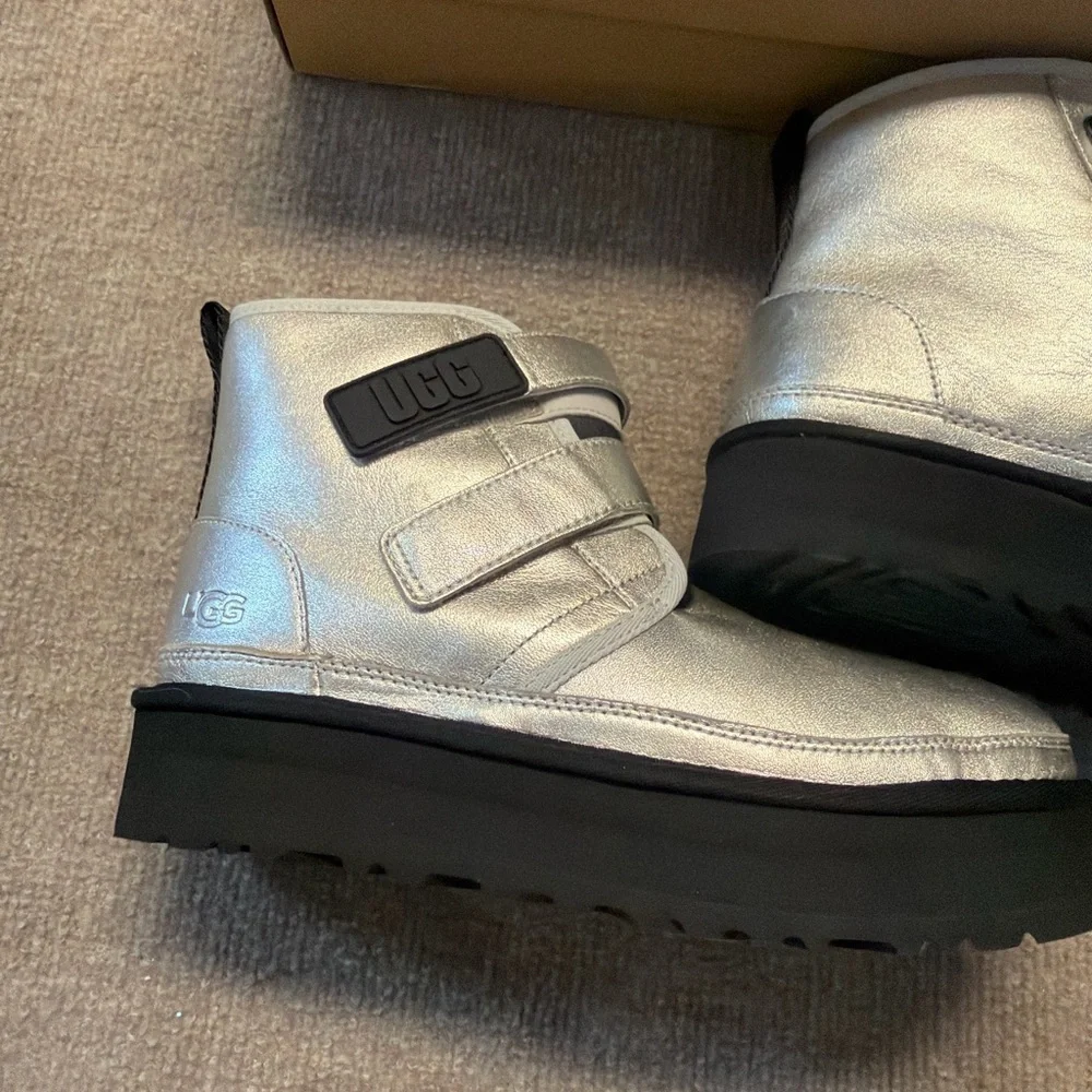 UGG Neumel Platform Leather Boots Silver Metallic – Women’s 6